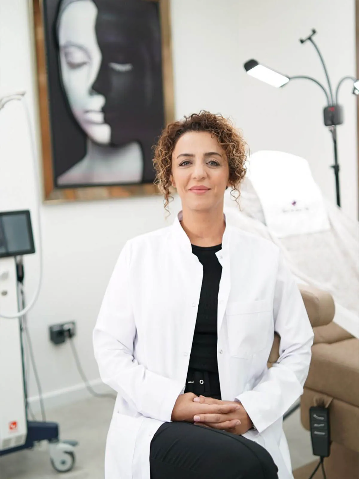 Uzm. Dr. Suzan Alp, Tuzla'daki muayenehanesinde