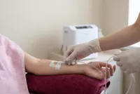 Kola takılı kanüle bağlanan serum hattı ve ozon cihazı