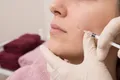 Sıra halinde cam ampuller ve ince iğneli şırınga